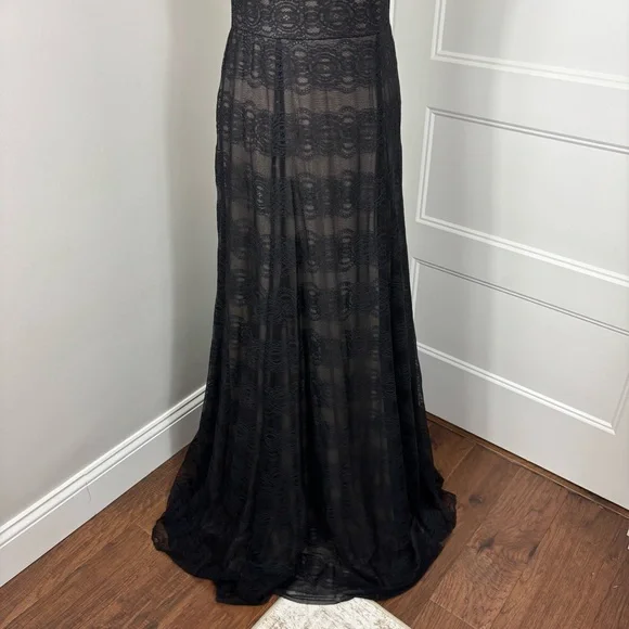 Vera Wang Black Lace Formal Gown Size 8 Vera Wang Black Lace Formal Gown Size 8
